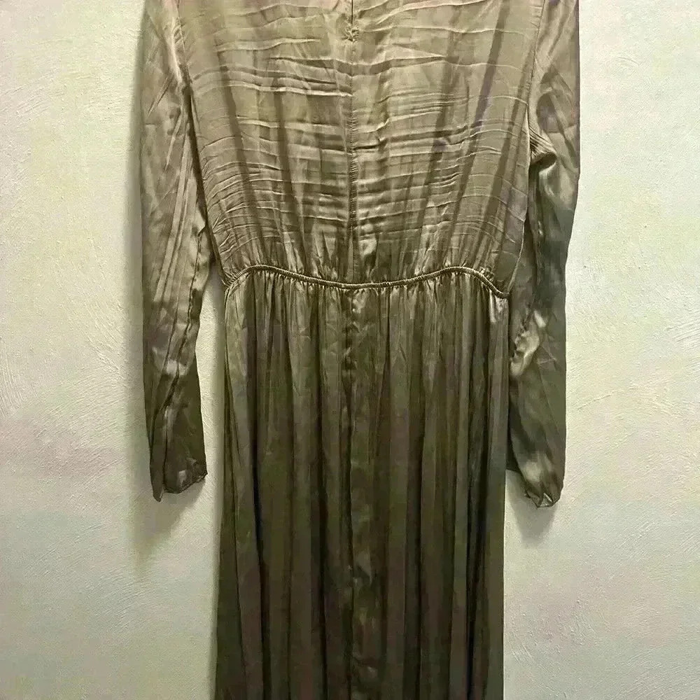 Flowing satin/ wrinkle effect dress with round neck and 
long sleeves. - Picture 5 of 6
